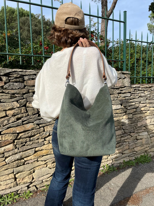 Le sac hobo en velours cotelé vert kaki.