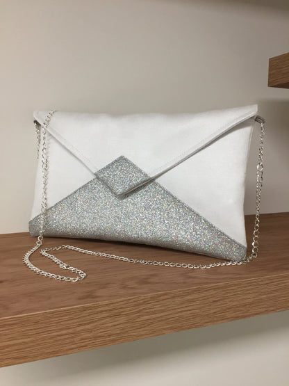 Le sac pochette Isa blanc à paillettes argentées avec chainette amovible