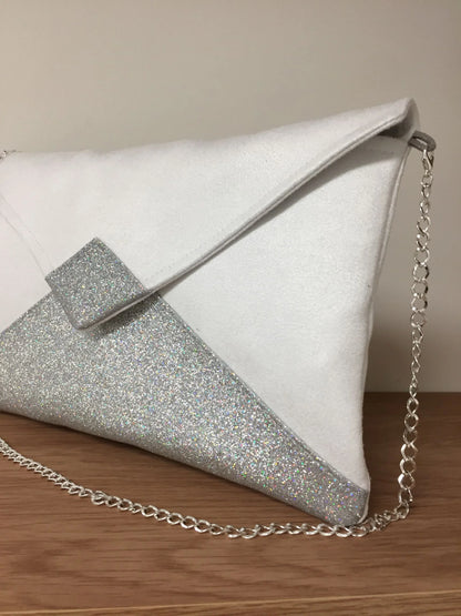 Vue de détail du  sac pochette Isa blanc à paillettes argentées avec chainette amovible