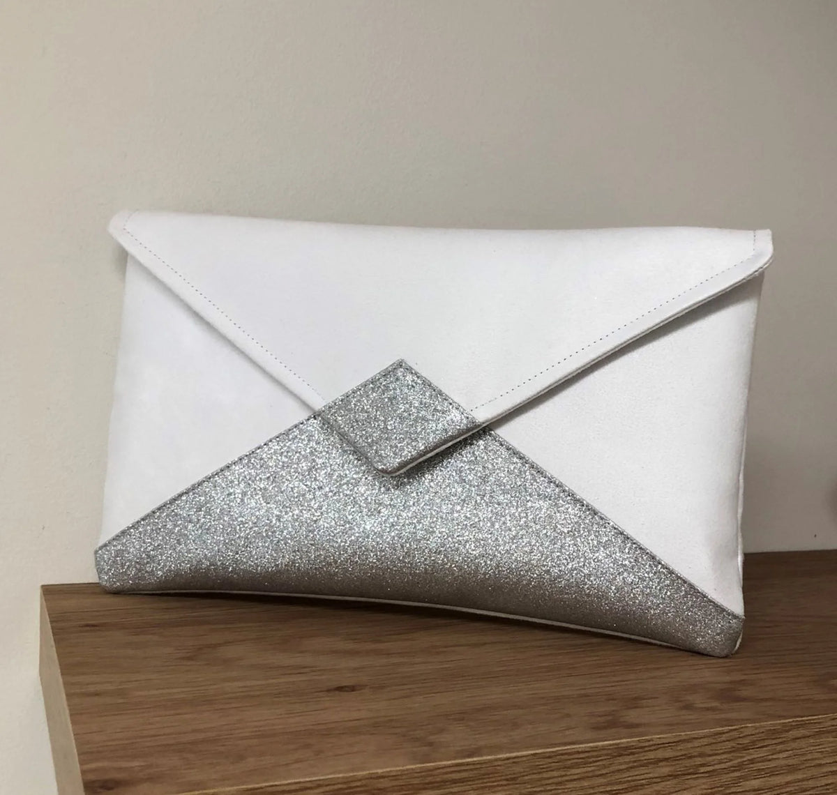 Le sac pochette Isa blanc à paillettes argentées sans chainette amovible