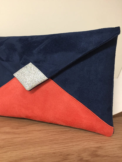 Le sac pochette Isa bleu marine et corail à paillettes argentées, sans chainette amovible