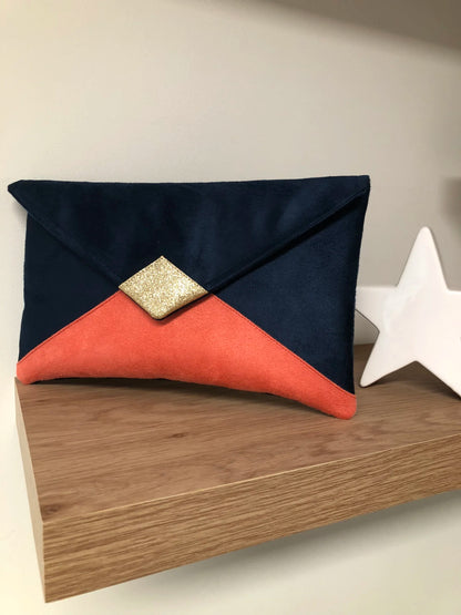 Le sac pochette Isa bleu marine et corail à paillettes dorées, sans chainette.