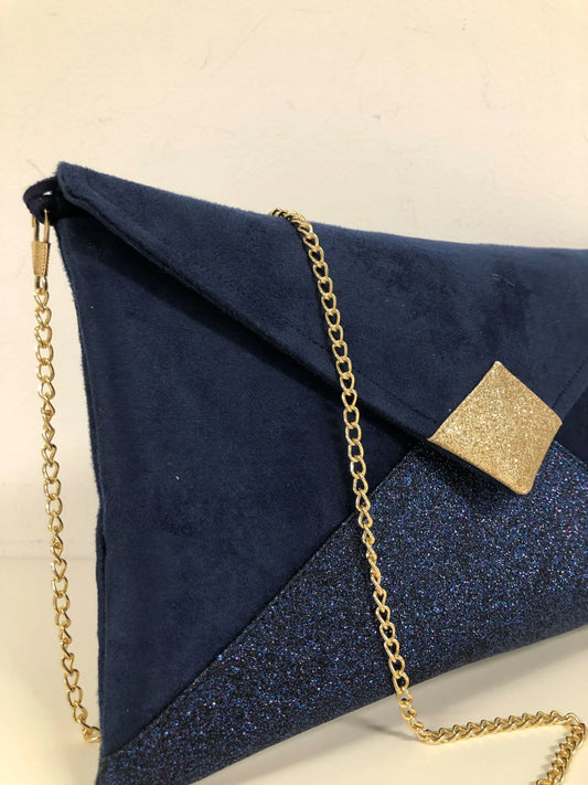 Vue détaillée du sac pochette Isa bleu marine et doré à paillettes, avec chainette amovible.