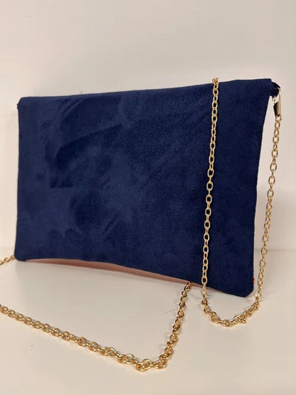 Le dos du sac pochette Isa bleu marine et orange à paillettes, avec chainette dorée.