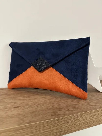 Le sac pochette Isa bleu marine et orange à paillettes, sans chainette