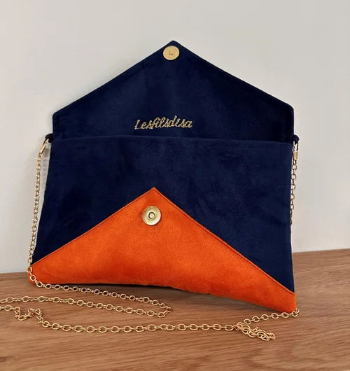 Le sac pochette Isa bleu marine et orange à paillettes, ouvert
