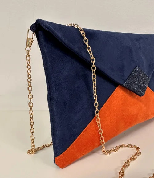 La chainette amovible du sac pochette Isa bleu marine et orange à paillettes