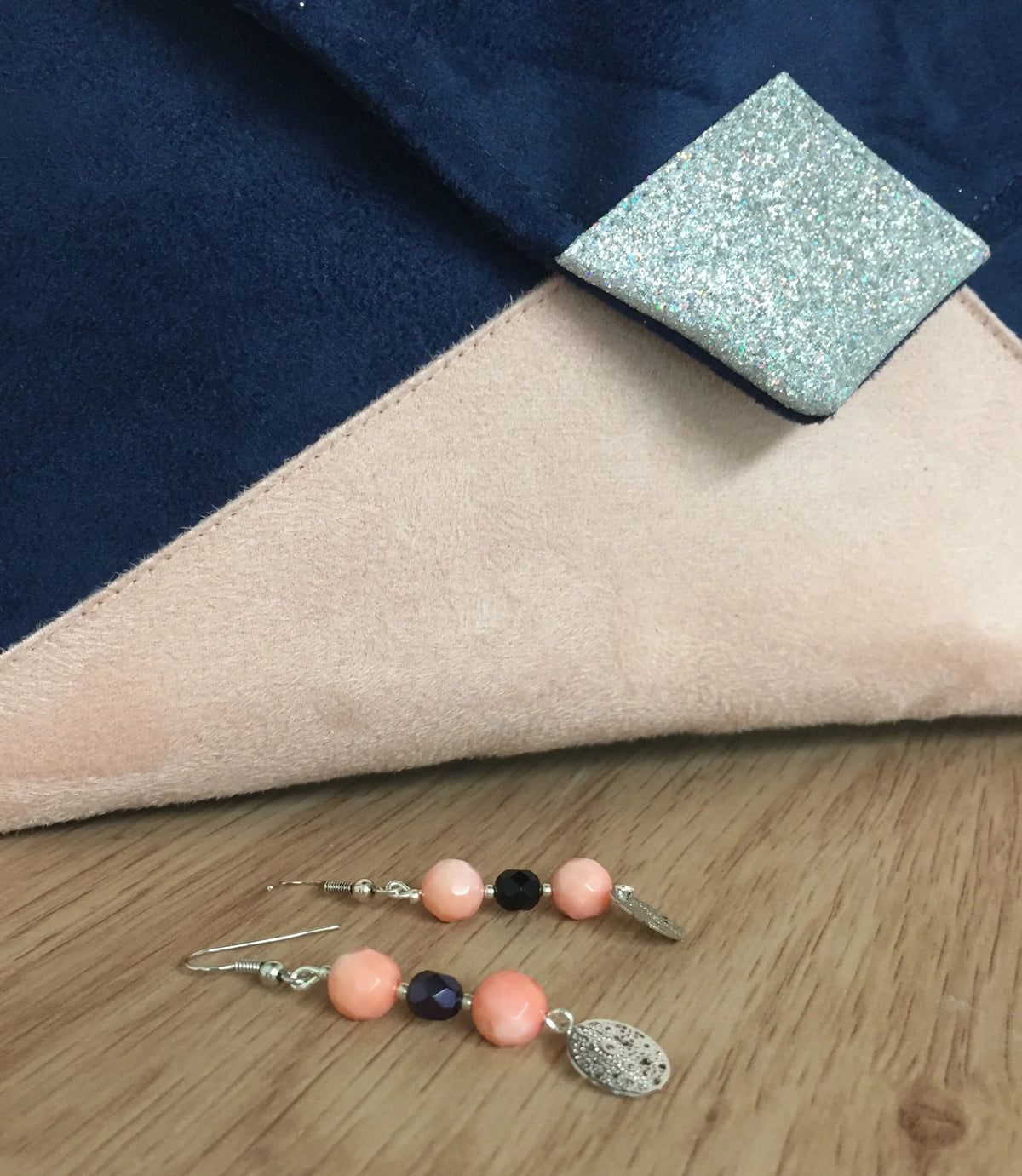 Vue détaillée du sac pochette Isa bleu marine et rose poudré à paillettes argentées.