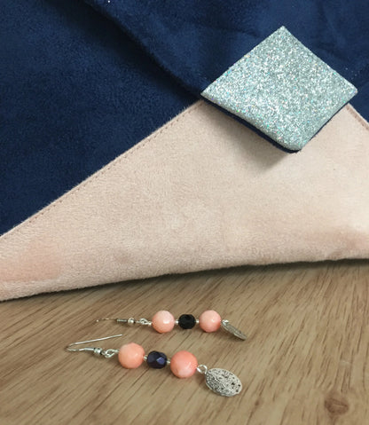 Vue détaillée du sac pochette Isa bleu marine et rose poudré à paillettes argentées.