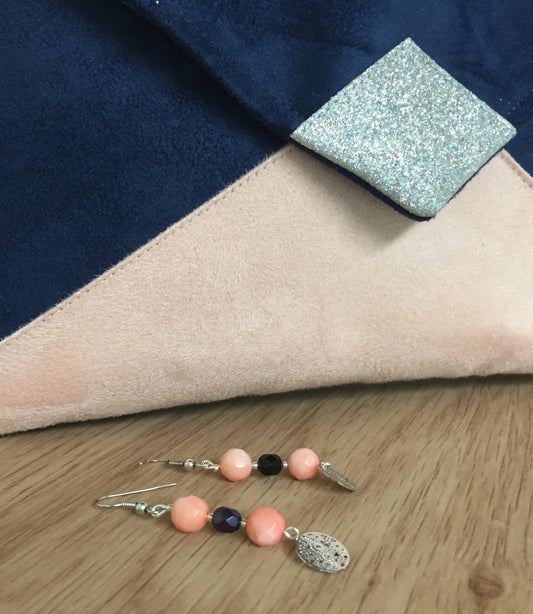 Vue détaillée du sac pochette Isa bleu marine et rose poudré à paillettes argentées.