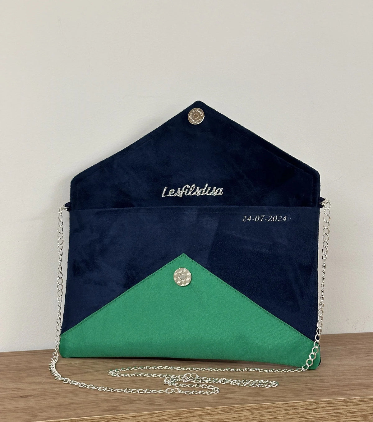 Exemple de personnalisation intérieure du sac pochette Isa, avec une date.