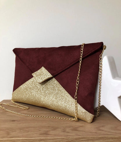 Le sac pochette Isa bordeaux à paillettes dorées, face avant.