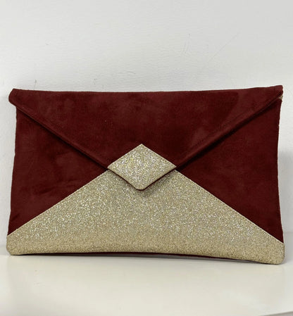Le sac pochette Isa bordeaux à paillettes dorées, sans chainette.