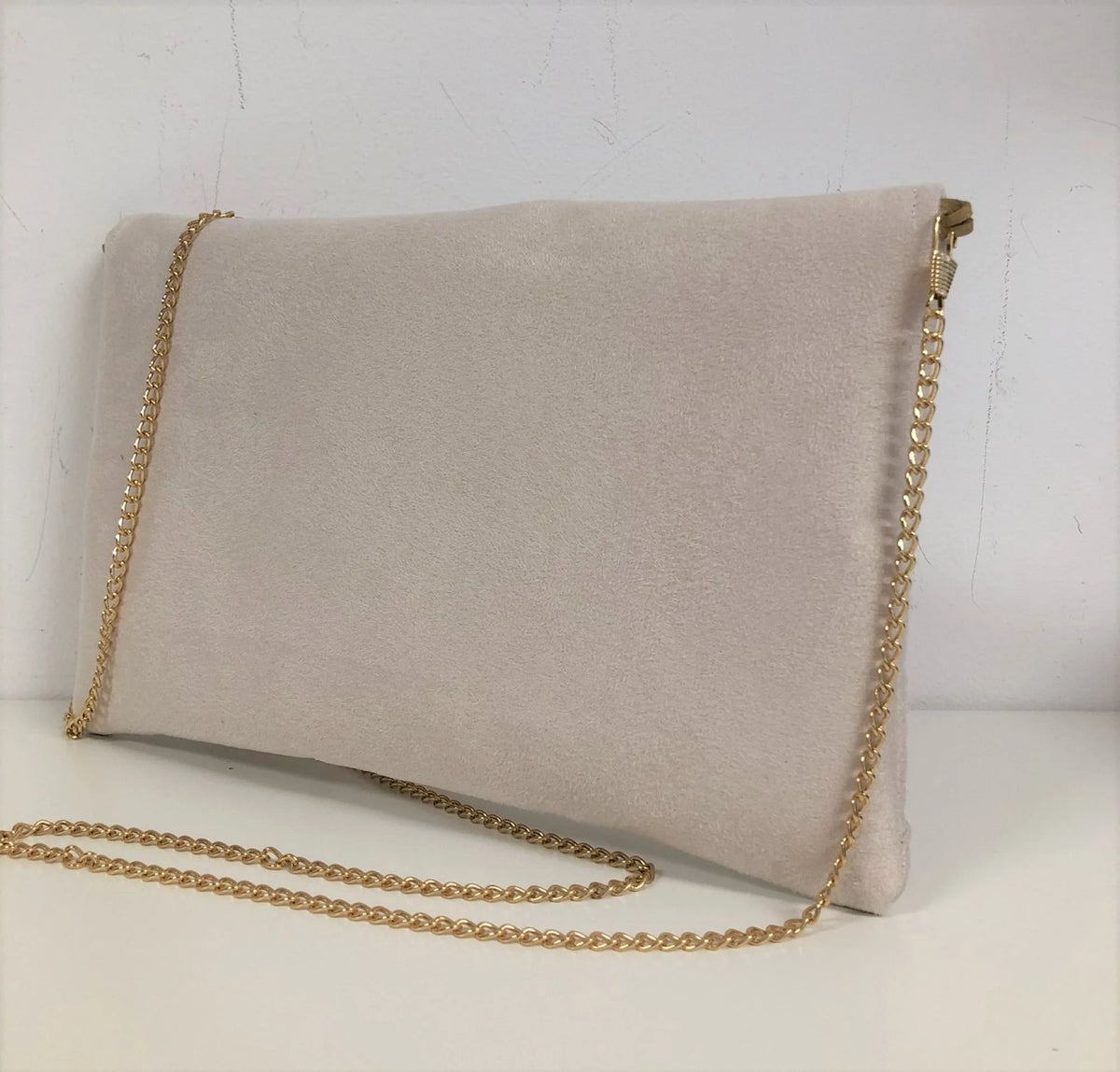 Le sac pochette Isa écru et lin doré avec chainette dorée amovible, vue de dos.