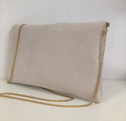 Le sac pochette Isa écru et lin doré avec chainette dorée amovible, vue de dos.