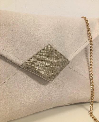 Vue détaillée du sac pochette Isa écru et lin doré.
