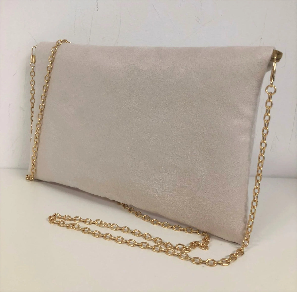 Le sac pochette Isa écru et rose poudré à paillettes dorées, face arrière.