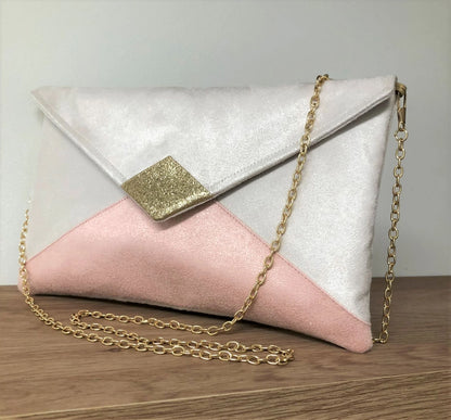 Le sac pochette Isa écru et rose poudré à paillettes dorées.