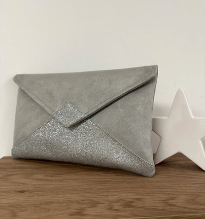 Le sac pochette Isa gris perle à paillettes argentées sans chainette.