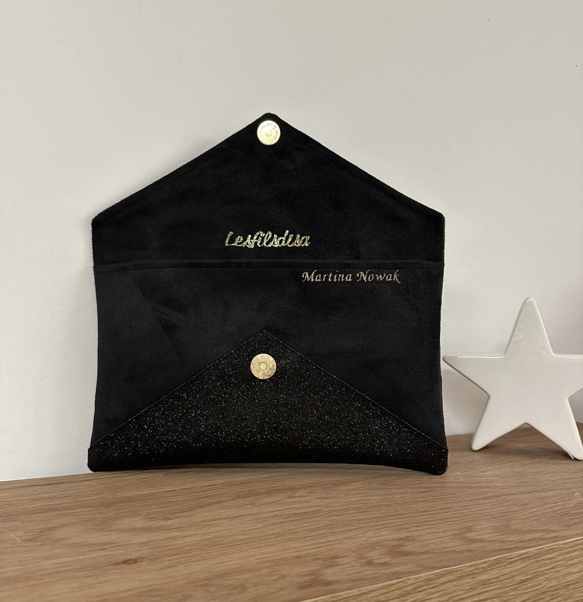 Exemple de personnalisation du sac pochette Isa noir et doré à paillettes.