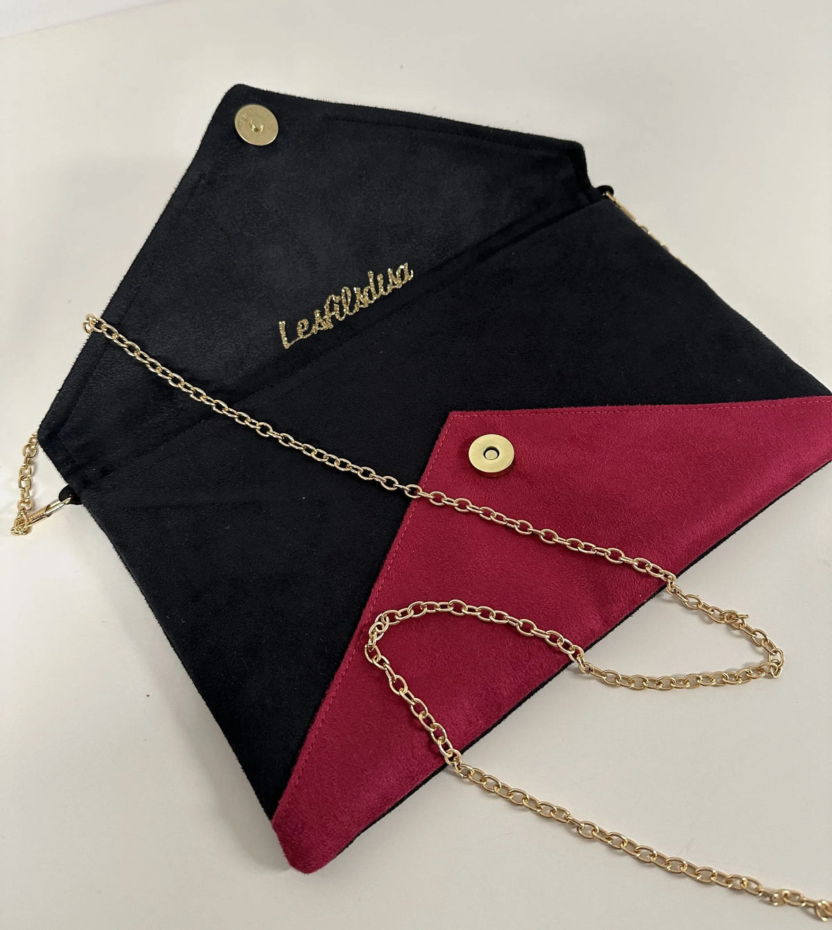 Vue intérieure du sac pochette Isa noir et fuchsia à paillettes 