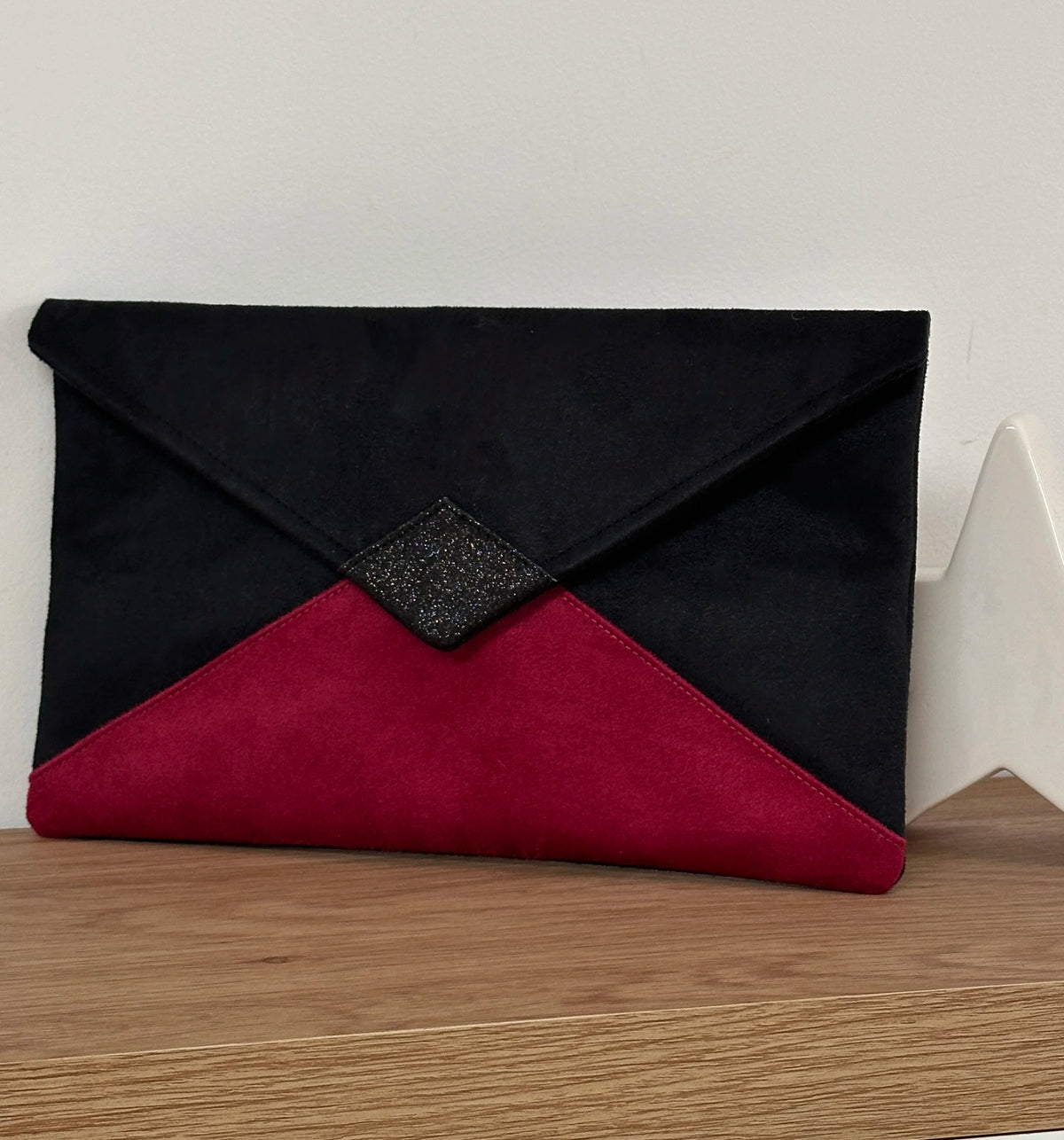 Le sac pochette Isa noir et fuchsia à paillettes sans chainette.