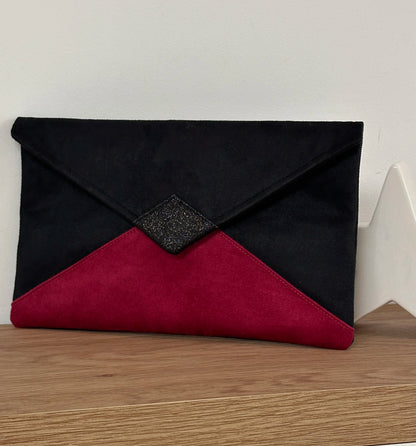 Le sac pochette Isa noir et fuchsia à paillettes sans chainette.