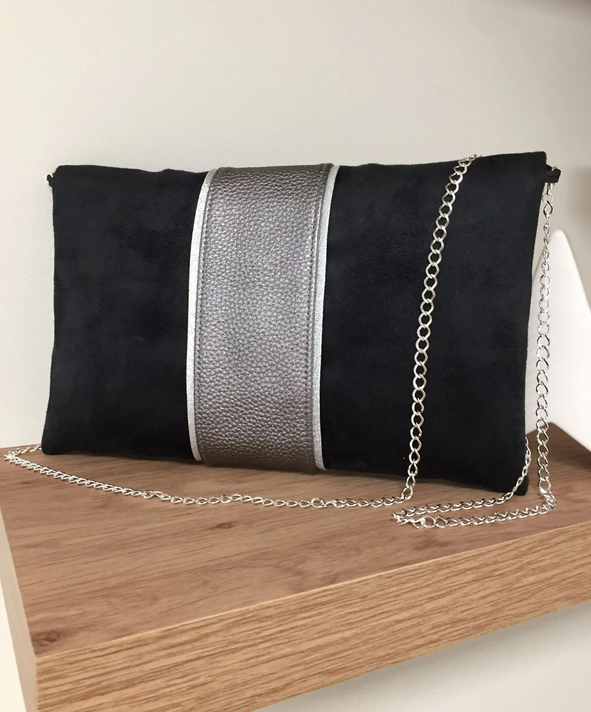 Vue arrière du  sac pochette Isa noir et gris irisé à liseré argenté.