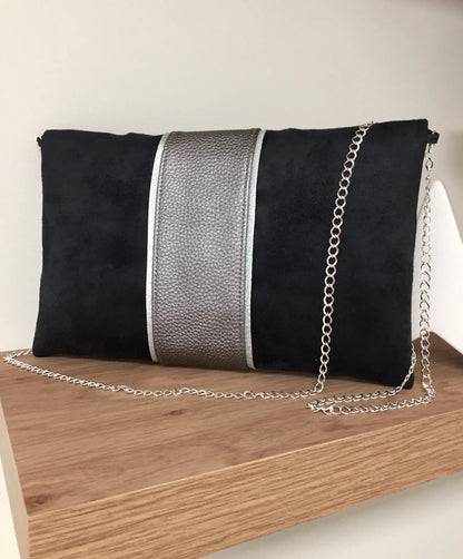 Vue arrière du  sac pochette Isa noir et gris irisé à liseré argenté.
