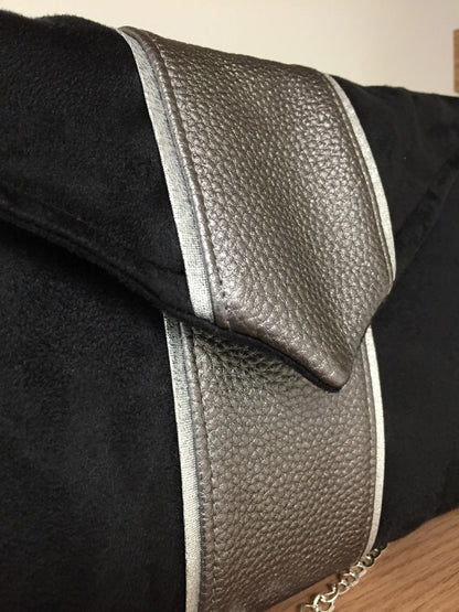 Vue détaillée du  sac pochette Isa noir et gris irisé à liseré argenté.