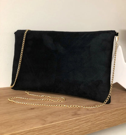 Le sac pochette Isa noir à paillettes noires de dos, avec chainette dorée