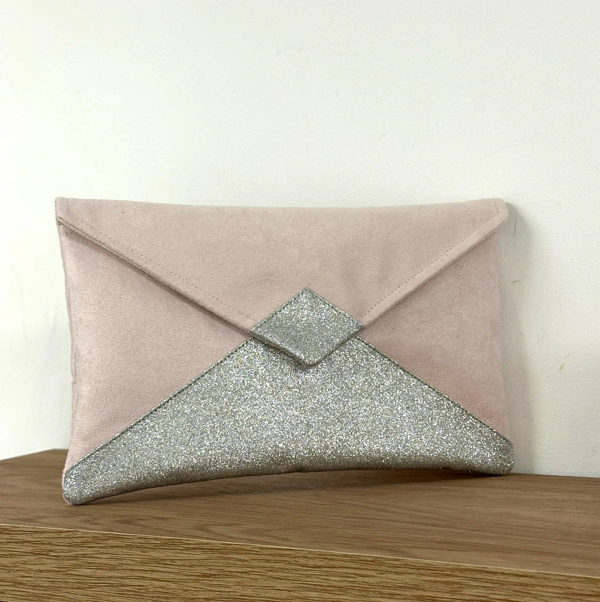 Le sac pochette Isa rose pale à paillettes argentées, sans chainette.