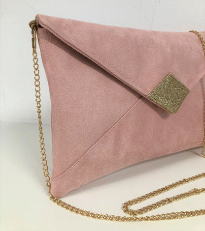 La chainette amovible du sac pochette Isa rose poudré à paillettes dorées.