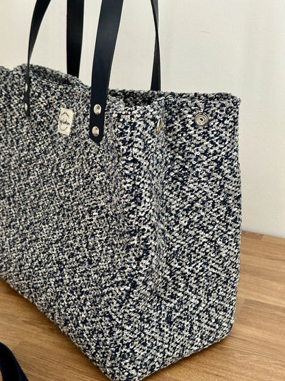 Vue latérale du sac shopper bleu chiné, avec bouton pression.
