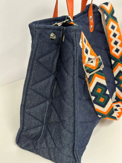 Vue latérale du sac Shopper en denim et cuir orange.