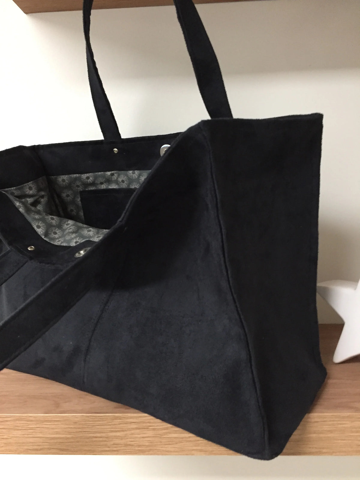 Vue latérale du sac shopper noir Lesfilsdisa