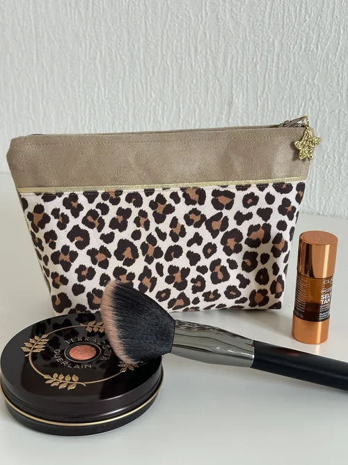 Face avant de la trousse à maquillage léopard.