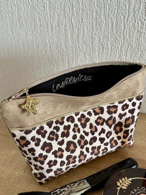 La doublure intérieure de la trousse à maquillage léopard.