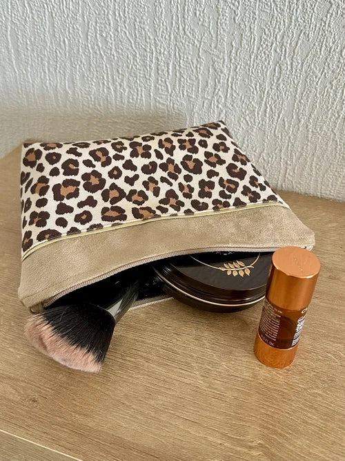 La trousse à maquillage léopard avec des cosmétiques ( non fournis).