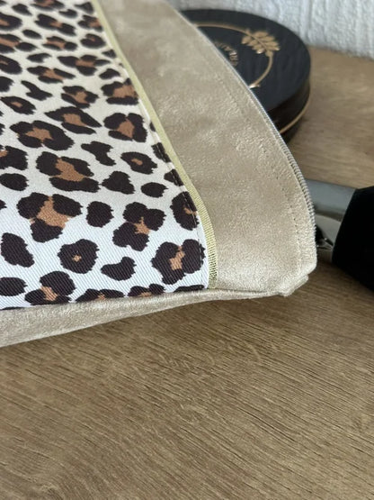 Vue détaillée du tissu léopard de la trousse à maquillage léopard.