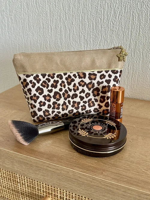 Vue d'ensemble de la trousse à maquillage léopard