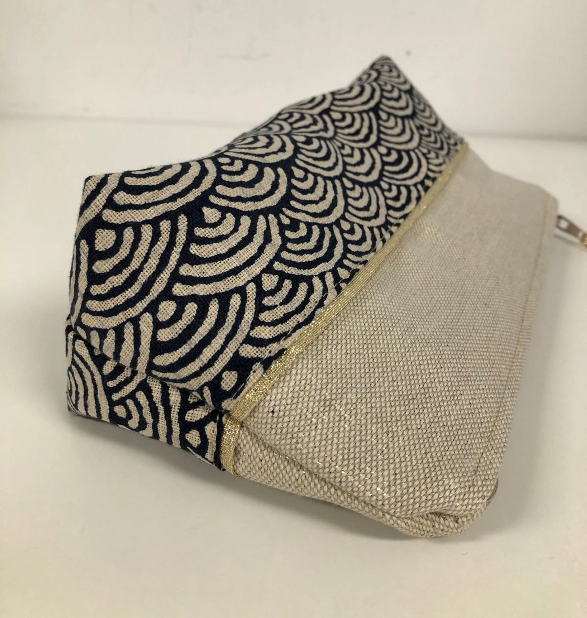 Vue latérale de la trousse à stylos en tissu japonais bleu nuit et doré.
