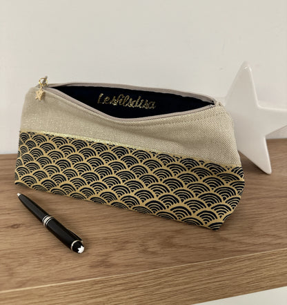 La trousse à stylos en tissu japonais Seigaiha bleu marine et doré, ouverte.