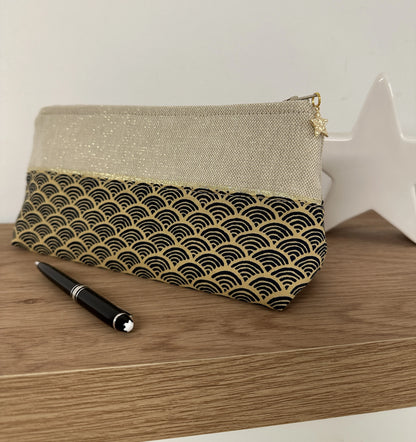 La trousse à stylos en tissu japonais Seigaiha bleu marine et doré, fermée.