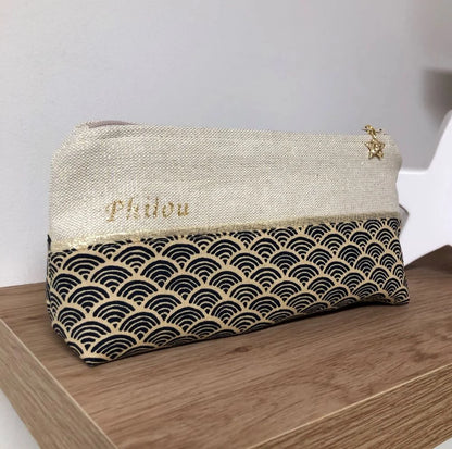 Exemple de personnalisation de la trousse à stylos en tissu japonais Seigaiha bleu marine et doré.