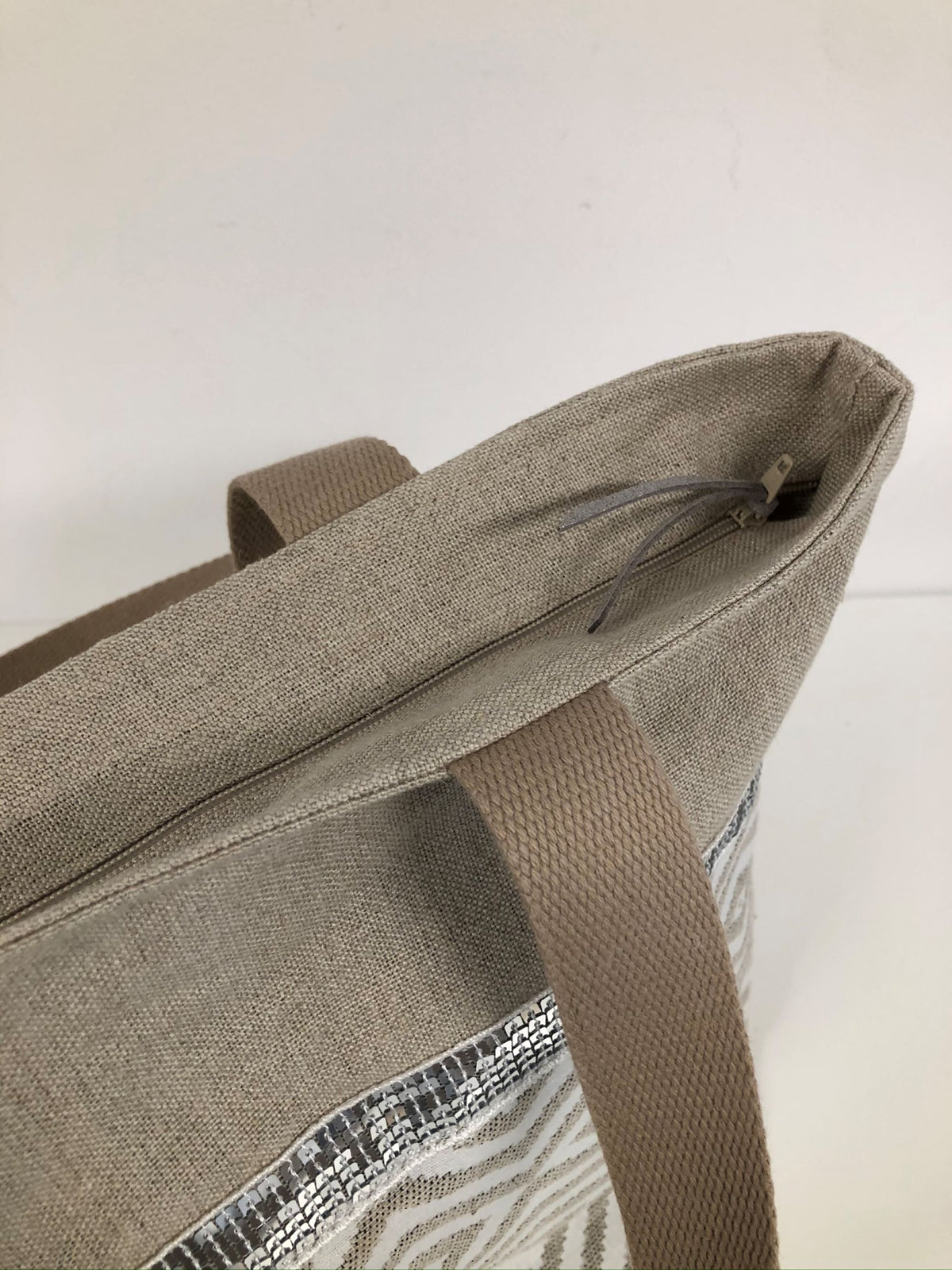 Isa shopping bag in linen with ethnic patterns and black sequins