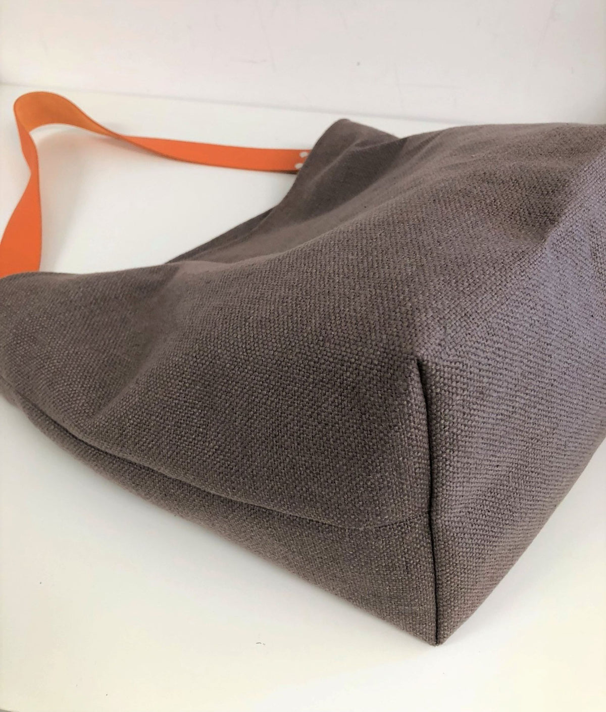 Hobo bag in earth brown linen, orange leather handle