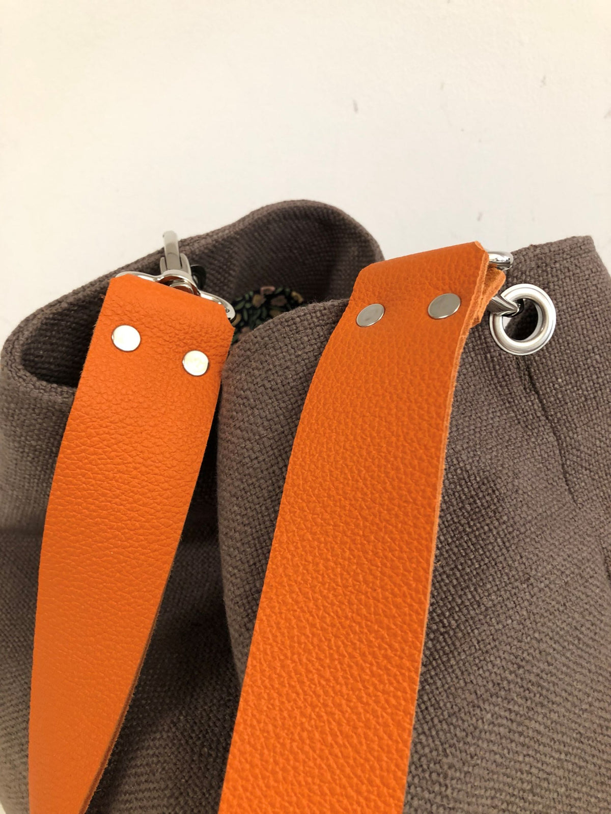 Hobo bag in earth brown linen, orange leather handle