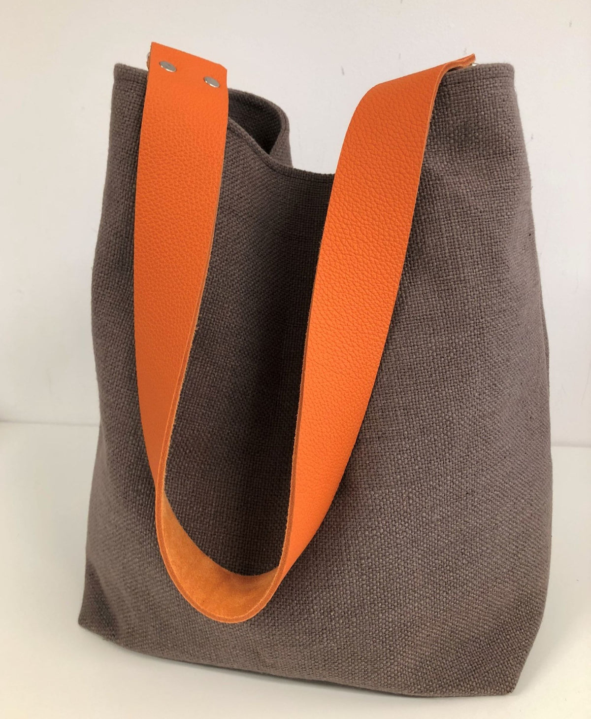 Hobo bag in earth brown linen, orange leather handle