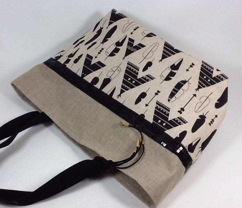 Isa shopping bag in linen with ethnic patterns and black sequins